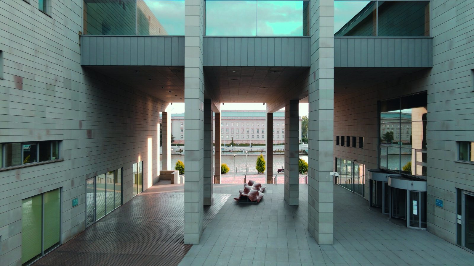 zdjęcie przedstawiające budynek biblioteki z lotu ptaka