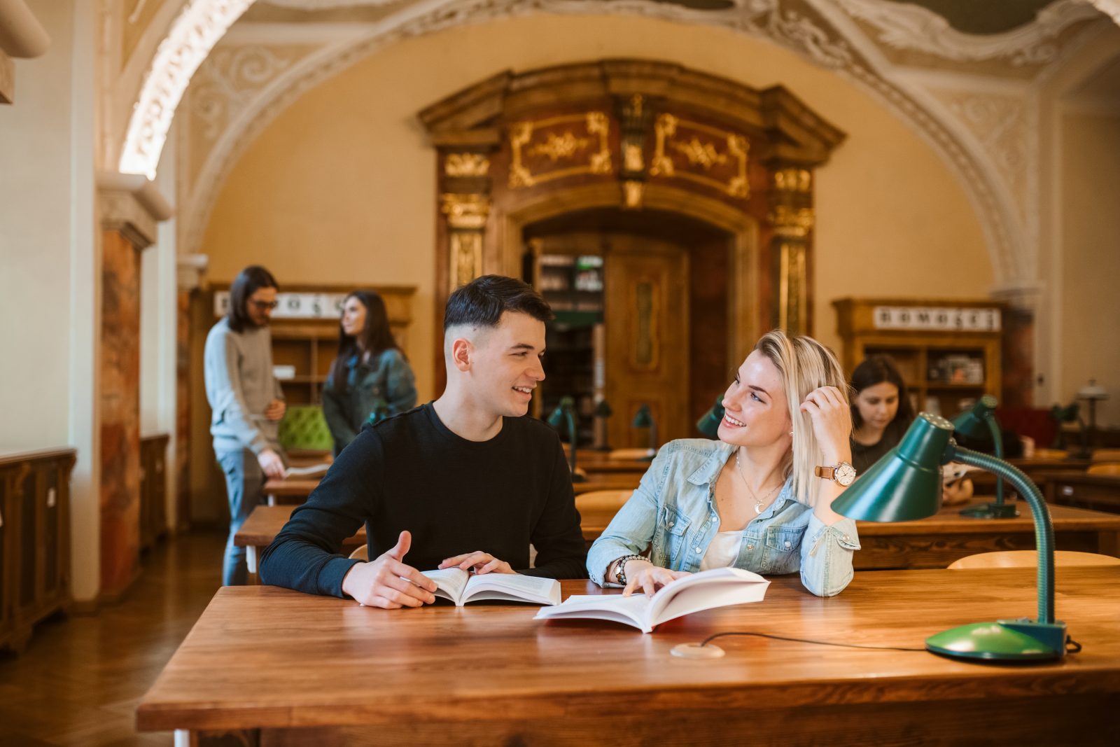Studenci znajdujący się w czytelni