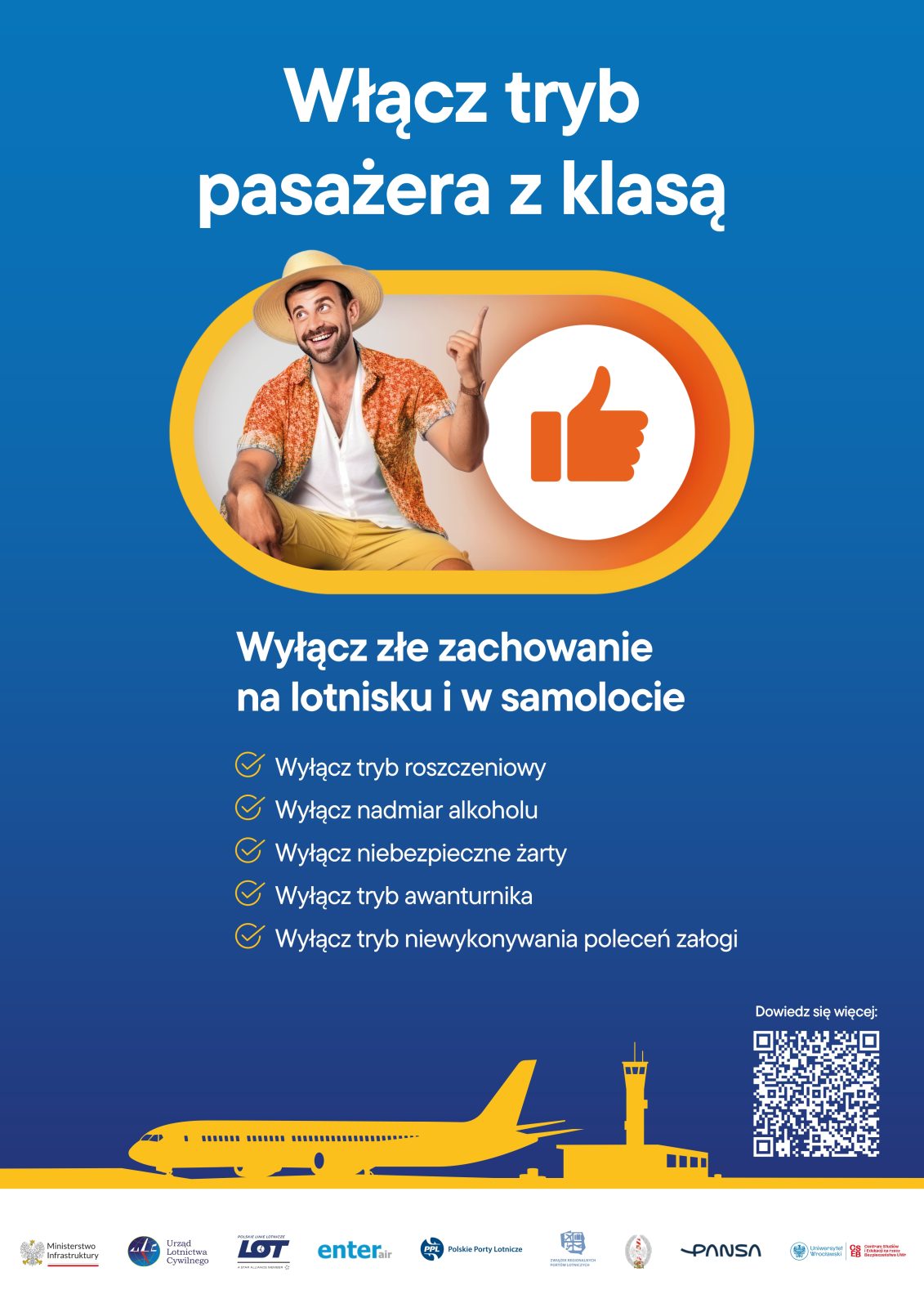 Obrazek przedstawia plakat utrzymany w niebiesko-pomarańczowej kolorystyce. Na górze widnieje nagłówek "Włącz tryb pasażera z klasą". Pod tym napisem widać postać uśmiechniętego turysty w kapeluszu i hawajskiej koszuli, obok niego symbol "lajka" – całość wygląda niczym przełącznik do przesuwania. Pod obrazkiem widnieje napis "Wyłącz złe zachowanie na lotnisku i w samolocie" oraz kilka porad, dotyczących tego, jak zachowywać się na lotnisku. U dołu plakatu widać konturowy rysunek samolotu i portu lotniczego oraz QR kod prowadzący do strony internetowej. Plakat zamyka belka z logotypami partnerów akcji.