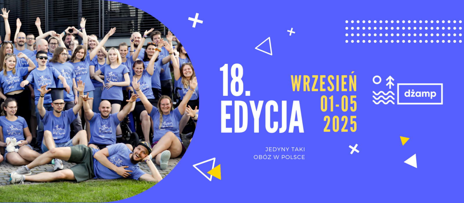 Baner promocyjny „18. EDYCJI” wydarzenia „dżamp”, które odbędzie się od 1 do 5 września 2025 roku. Lewa strona banera przedstawia dużą grupę radosnych uczestników, natomiast prawa strona zawiera szczegóły wydarzenia i hasło „JEDYNY TAKI OBÓZ W POLSCE”.