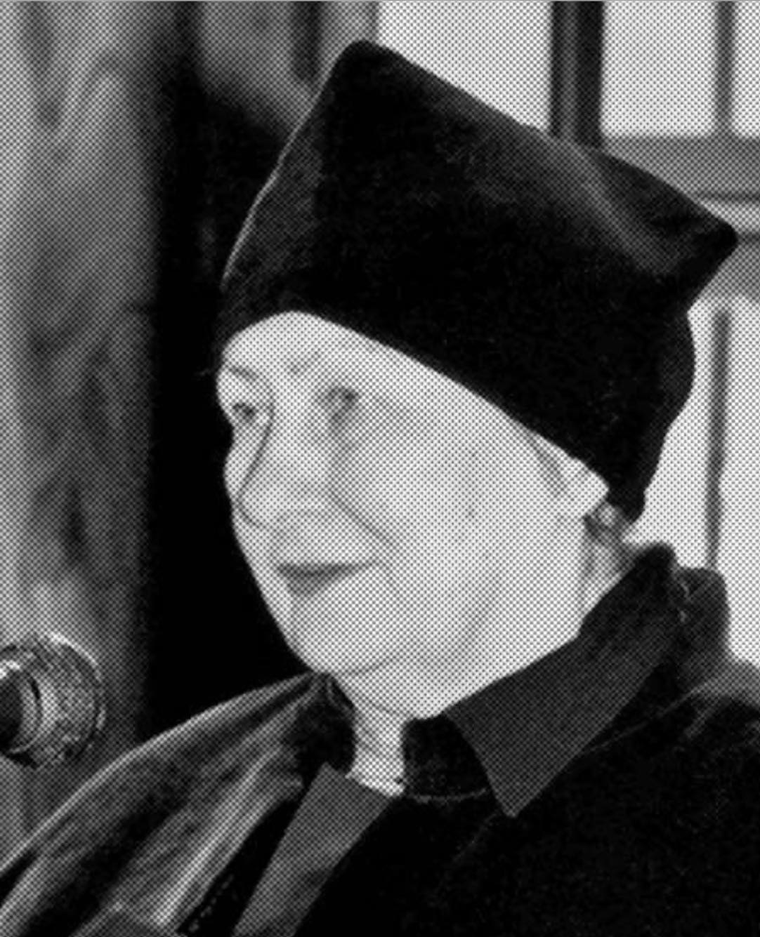 Zdjęcie przedstawia starszą kobietę