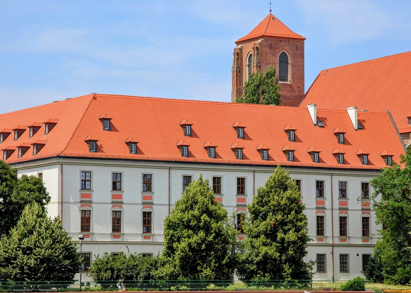 budynek wydziału Neofilologii z dachem z czerwonej dachówki i jasnymi murami