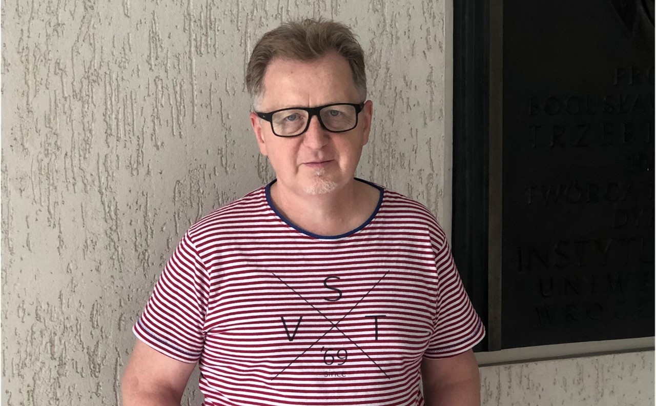 zdjęcie przedstawiające starszego mężczyznę ubranego w tshirt