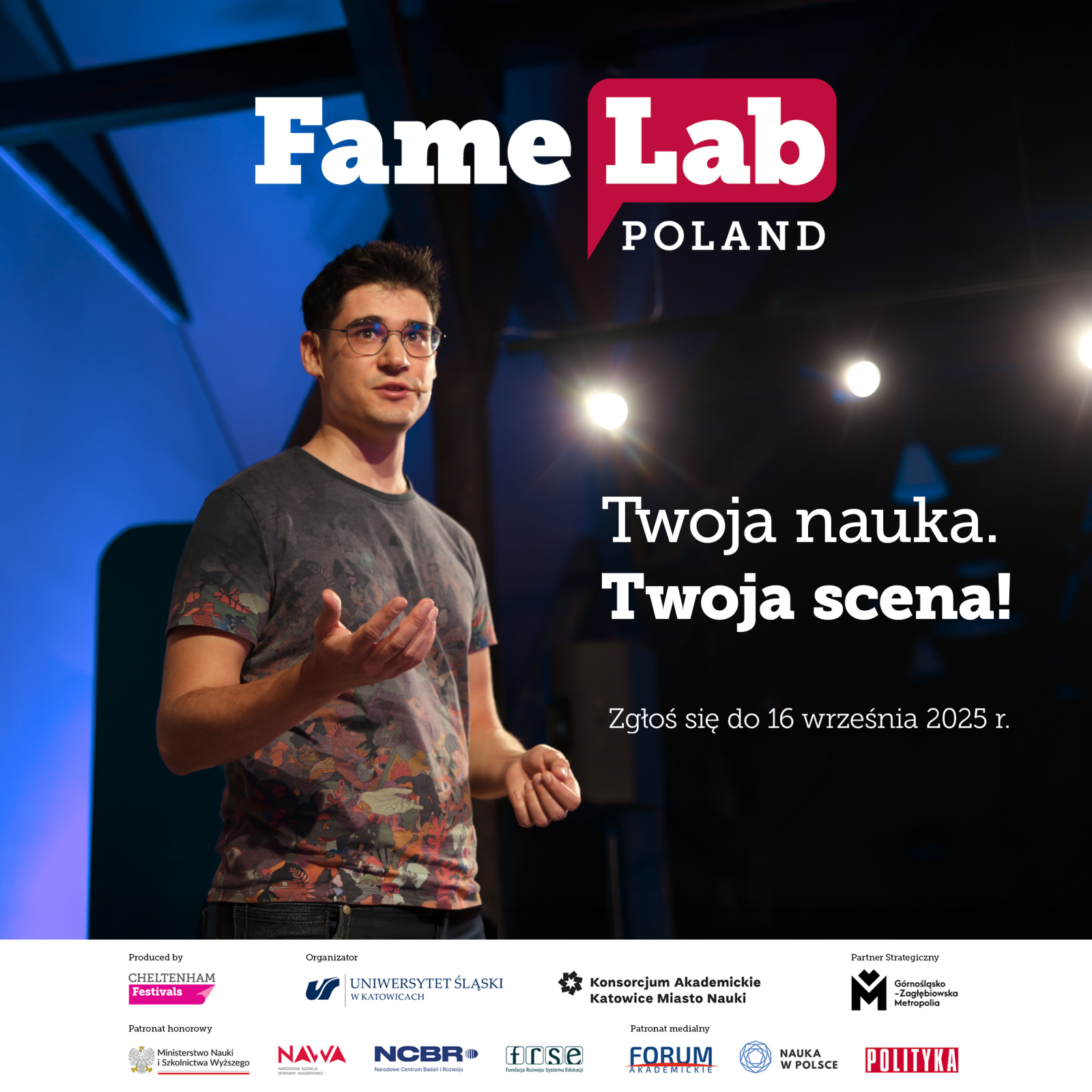 Zdjęcie (a właściwie plakat) przedstawia młodego człowieka przemawiającego na scenie. Obok niego zostały umieszczone napisy "FameLab Poland" oraz "Twoja nauka. Twoja scena! Zgłoś się do 16 września 2025 r.) Na dole obrazka znajdują się logotypy partnerów wydarzenia, m.in. tygodnika Polityka czy Ministerstwa Nauki i Szkolnictwa Wyższego.