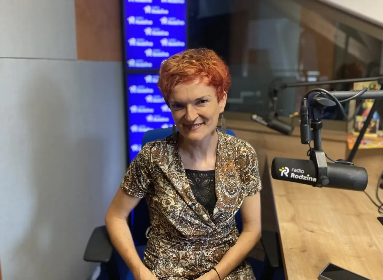 Kobieta udzielająca wywiadu w radiu.