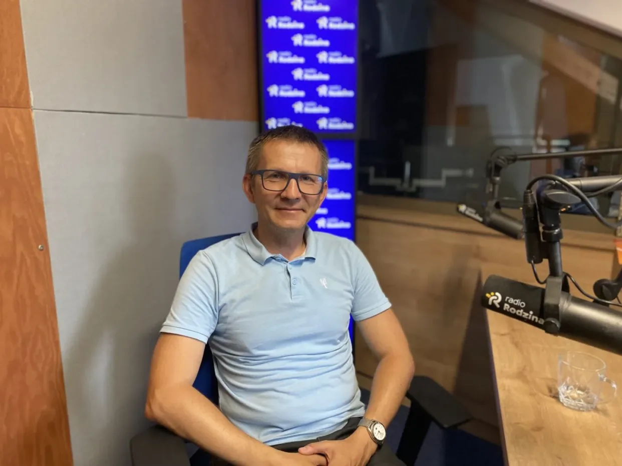 Mężczyzna udzielający wywiadu w radiu.