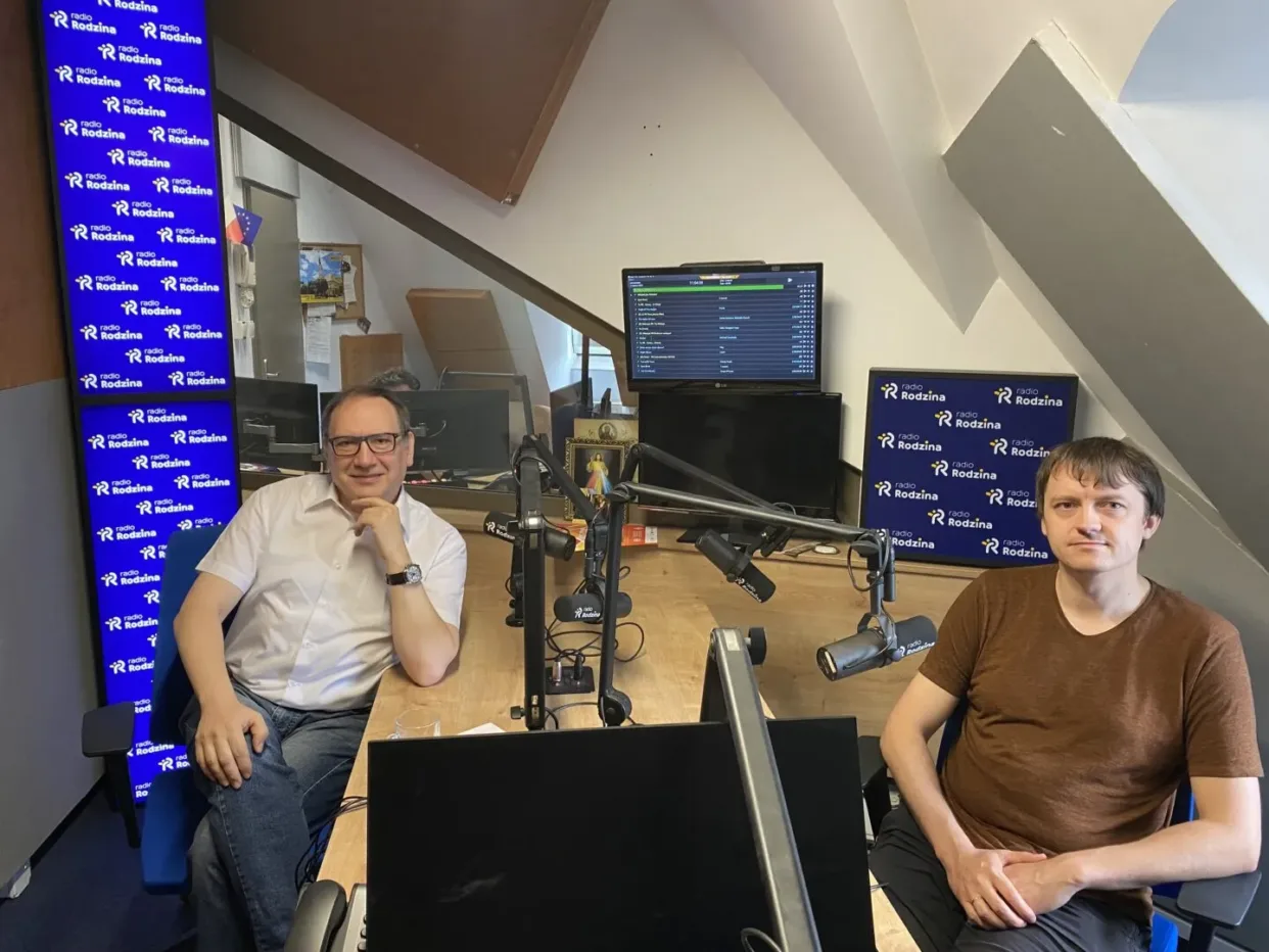 Mężczyzna udzielający wywiadu w radiu.