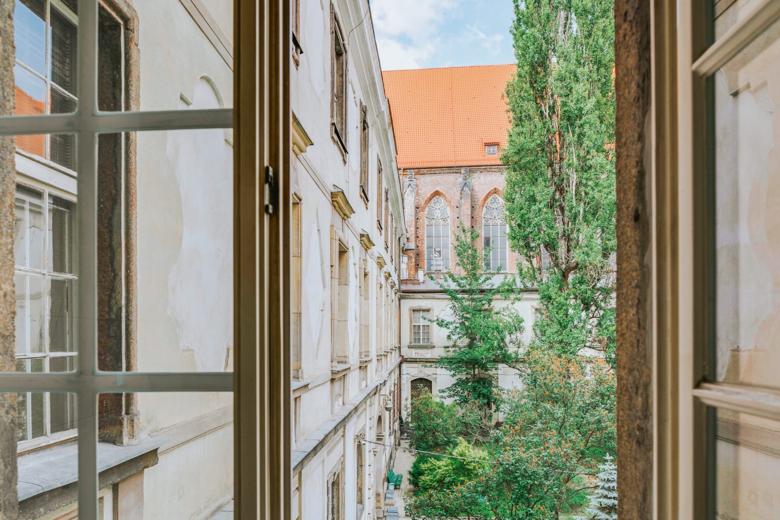 zdjęcie przedstawiające budynek katedry judaistyki na wyspie piasek