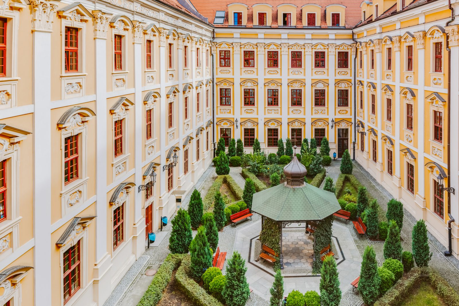 zdjęcie przedstawiające wnętrze budynku wydziału filologicznego, patio