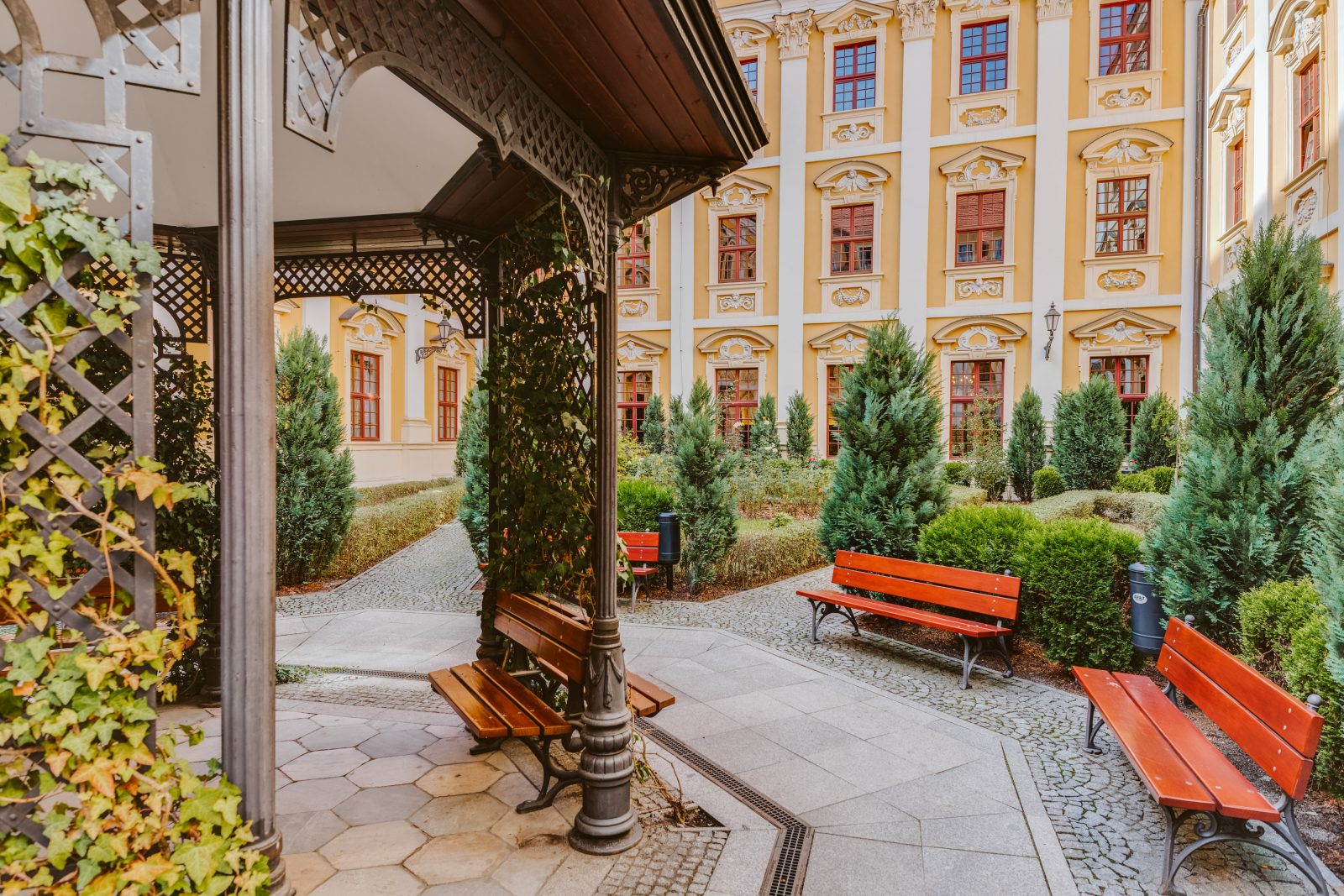 zdjęcie przedstawiające patio budynku wydziału filologicznego uniwersytetu wrocławskiego