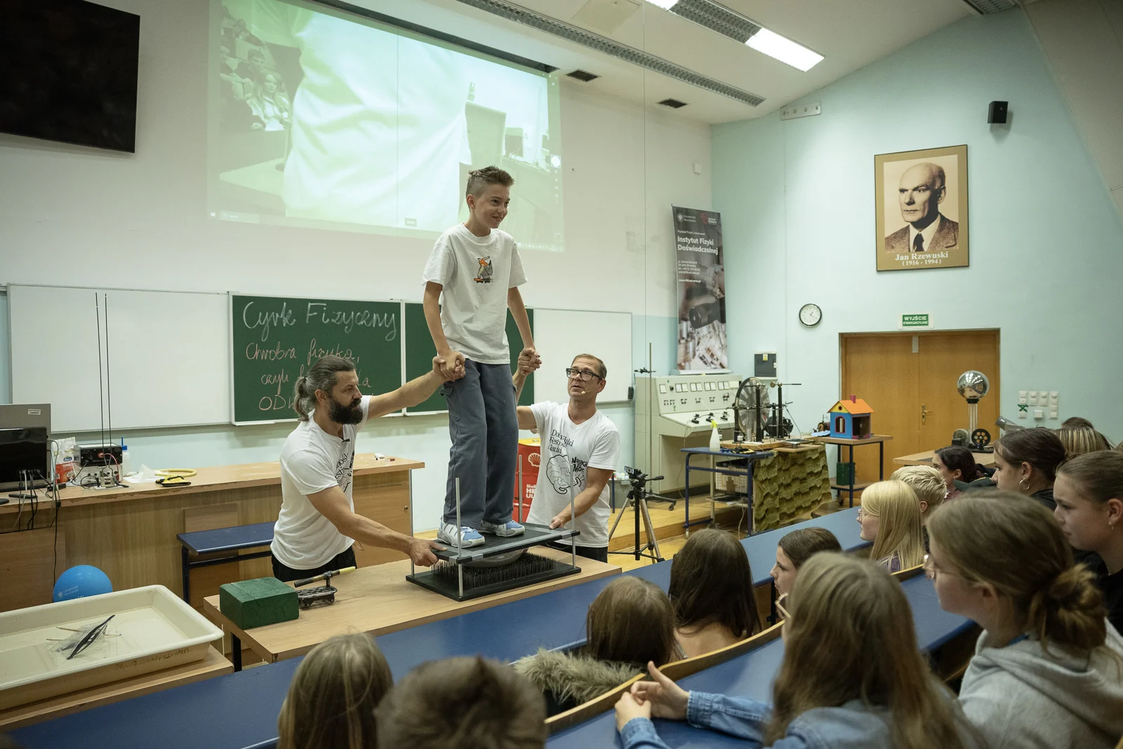 Cyrk Fizyczny to science show podczas którego prezentowanych jest wiele fascynujących doświadczeń wraz z ich przystępnymi objaśnieniami. fot. Paweł Piotrowski