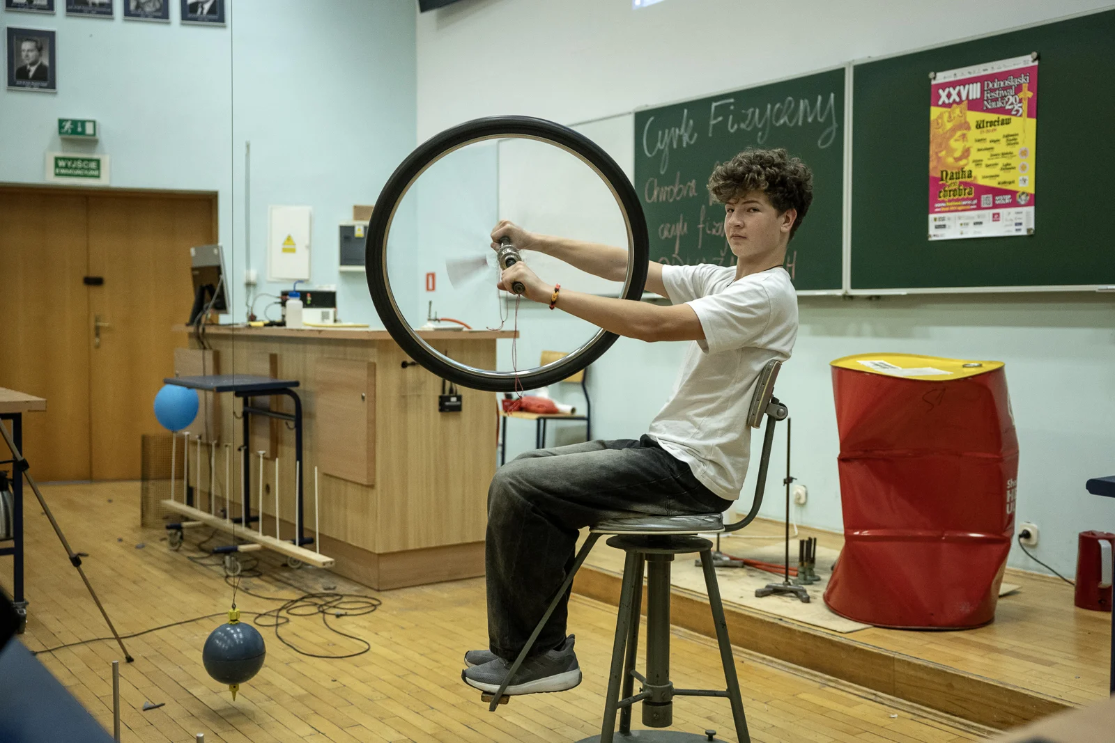 Cyrk Fizyczny to science show podczas którego prezentowanych jest wiele fascynujących doświadczeń wraz z ich przystępnymi objaśnieniami. fot. Paweł Piotrowski