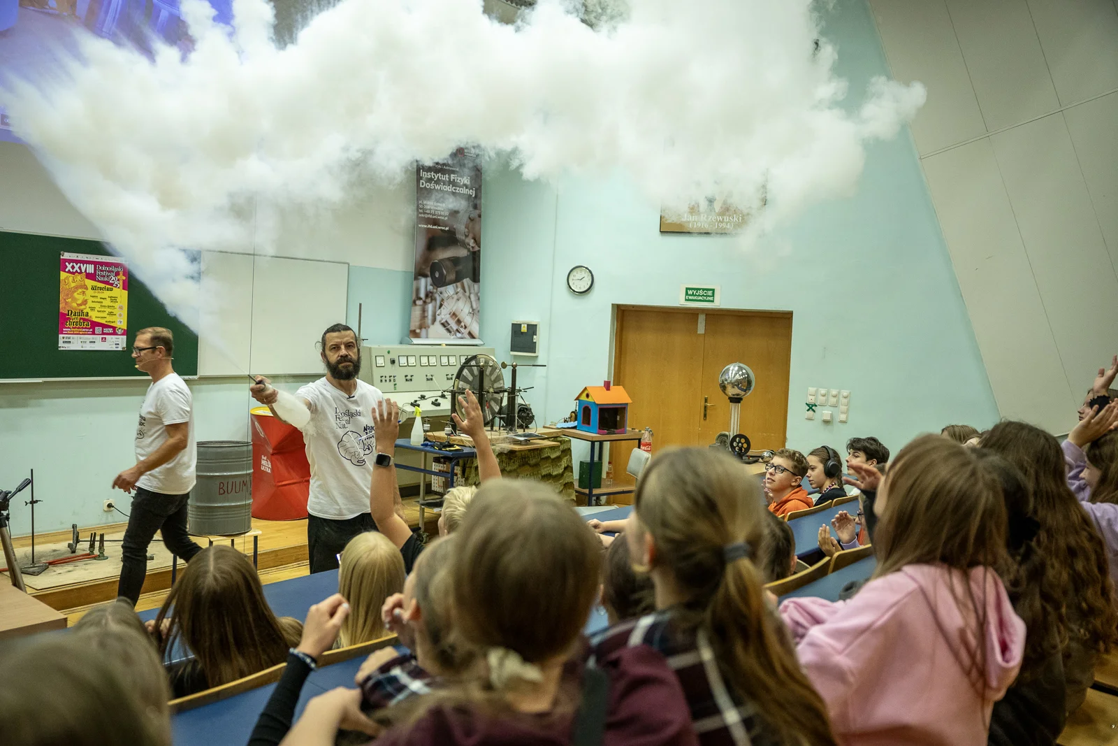 Cyrk Fizyczny to science show podczas którego prezentowanych jest wiele fascynujących doświadczeń wraz z ich przystępnymi objaśnieniami. fot. Paweł Piotrowski