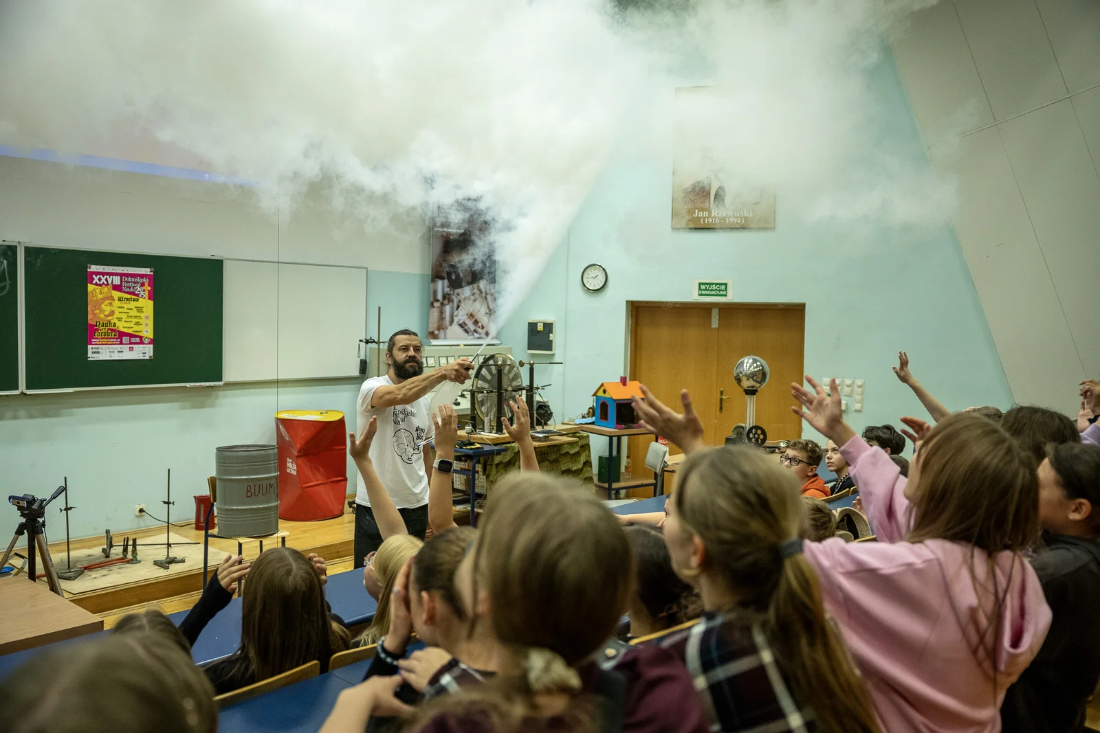 Cyrk Fizyczny to science show podczas którego prezentowanych jest wiele fascynujących doświadczeń wraz z ich przystępnymi objaśnieniami. fot. Paweł Piotrowski
