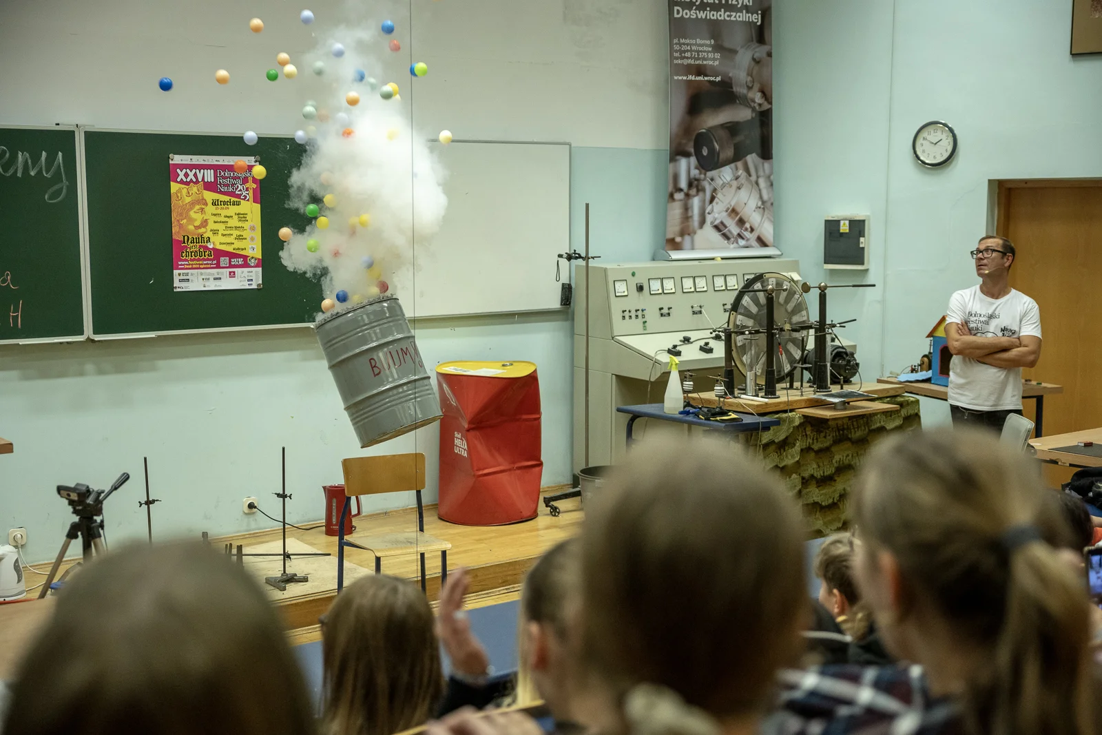 Cyrk Fizyczny to science show podczas którego prezentowanych jest wiele fascynujących doświadczeń wraz z ich przystępnymi objaśnieniami. fot. Paweł Piotrowski