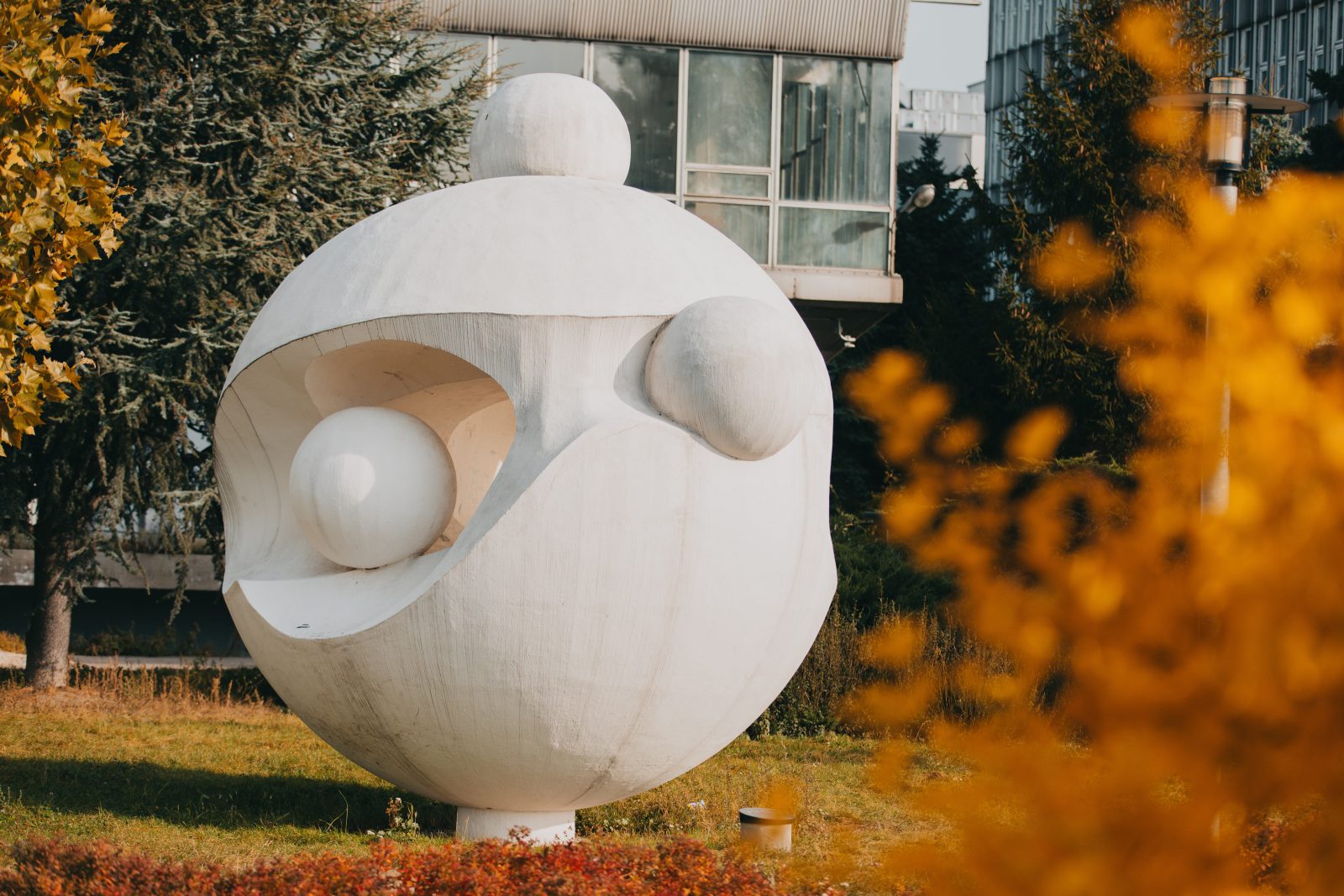 zdjęcie przedstawiające pomnik atomu przed budynkiem wydziału chemii