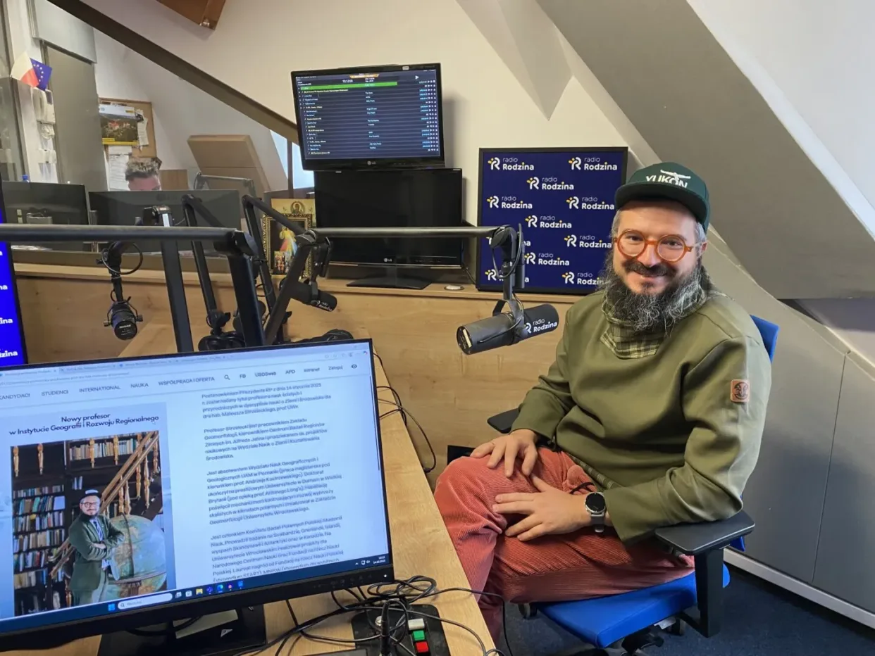 Mężczyzna udzielający wywiadu w radiu.