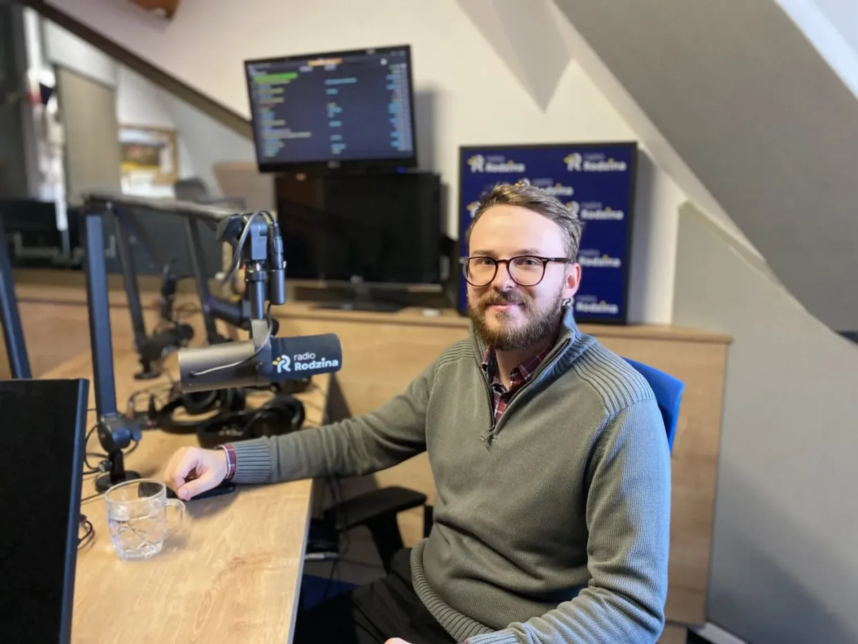 Mężczyzna udzielający wywiadu w radiu.