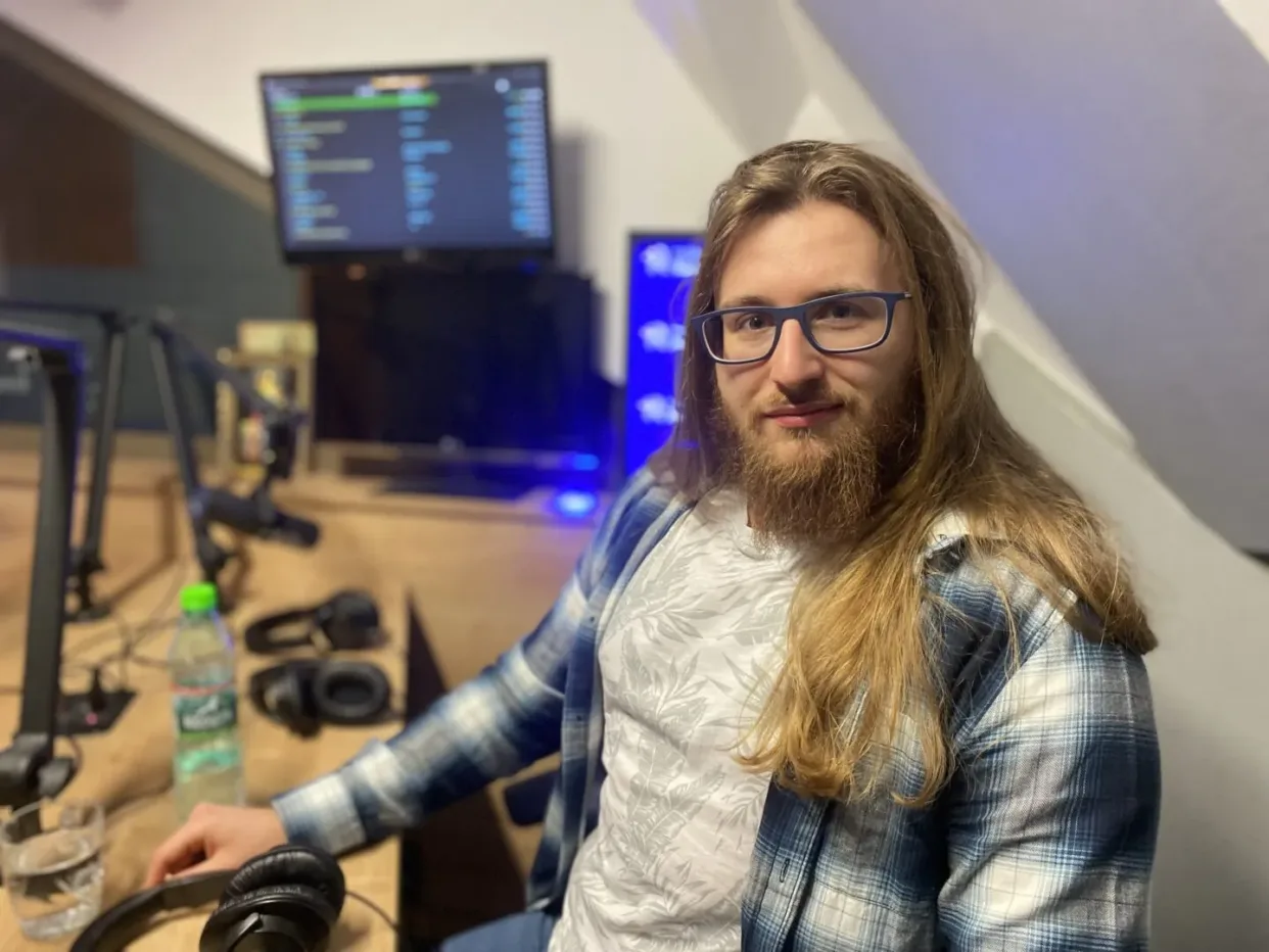 Mężczyzna udzielający wywiadu w radiu.