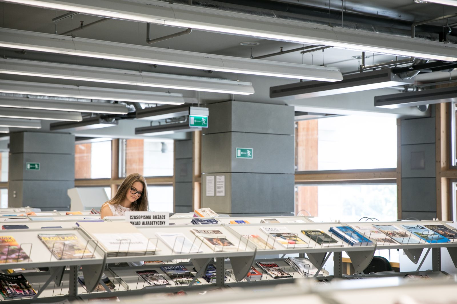 młoda kobieta w bibliotece
