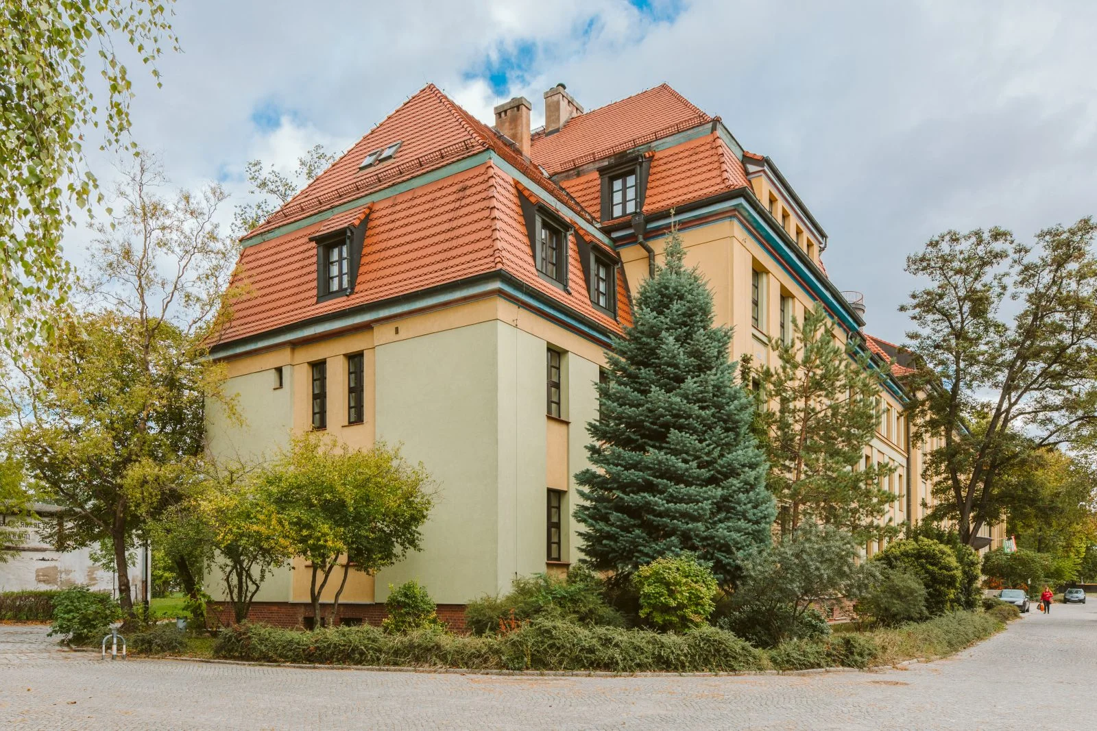 duży żółty budynek