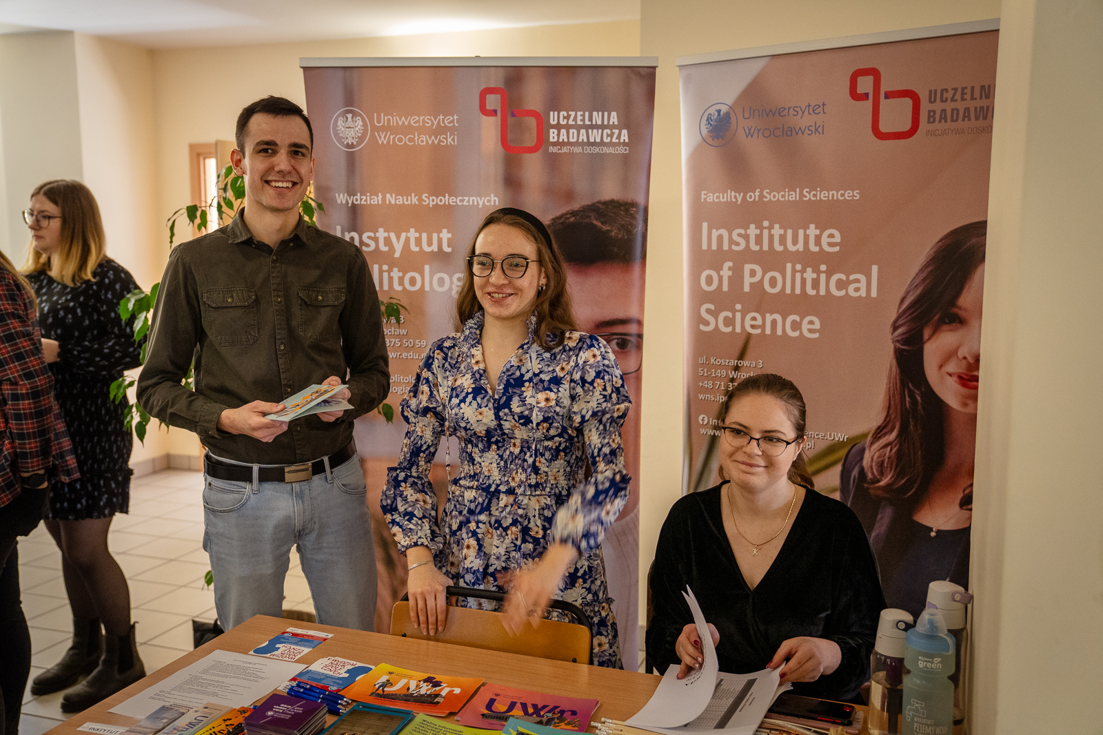 grupa młodych ludzi