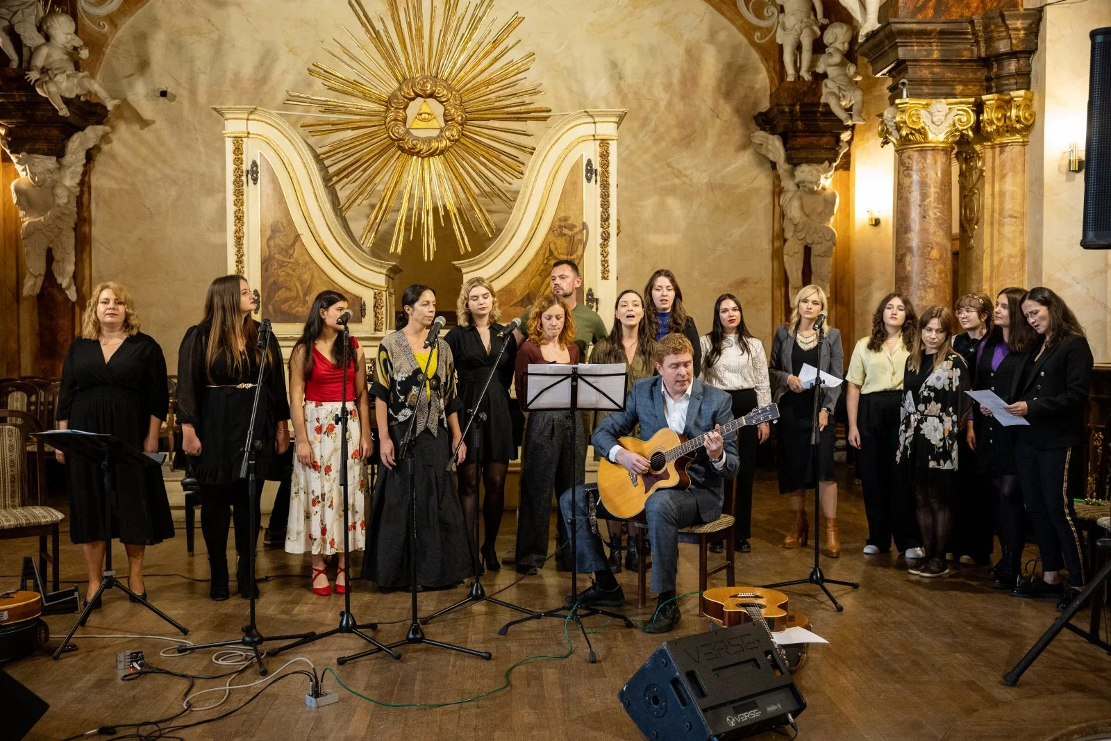 grupa ludzi z instrumentami