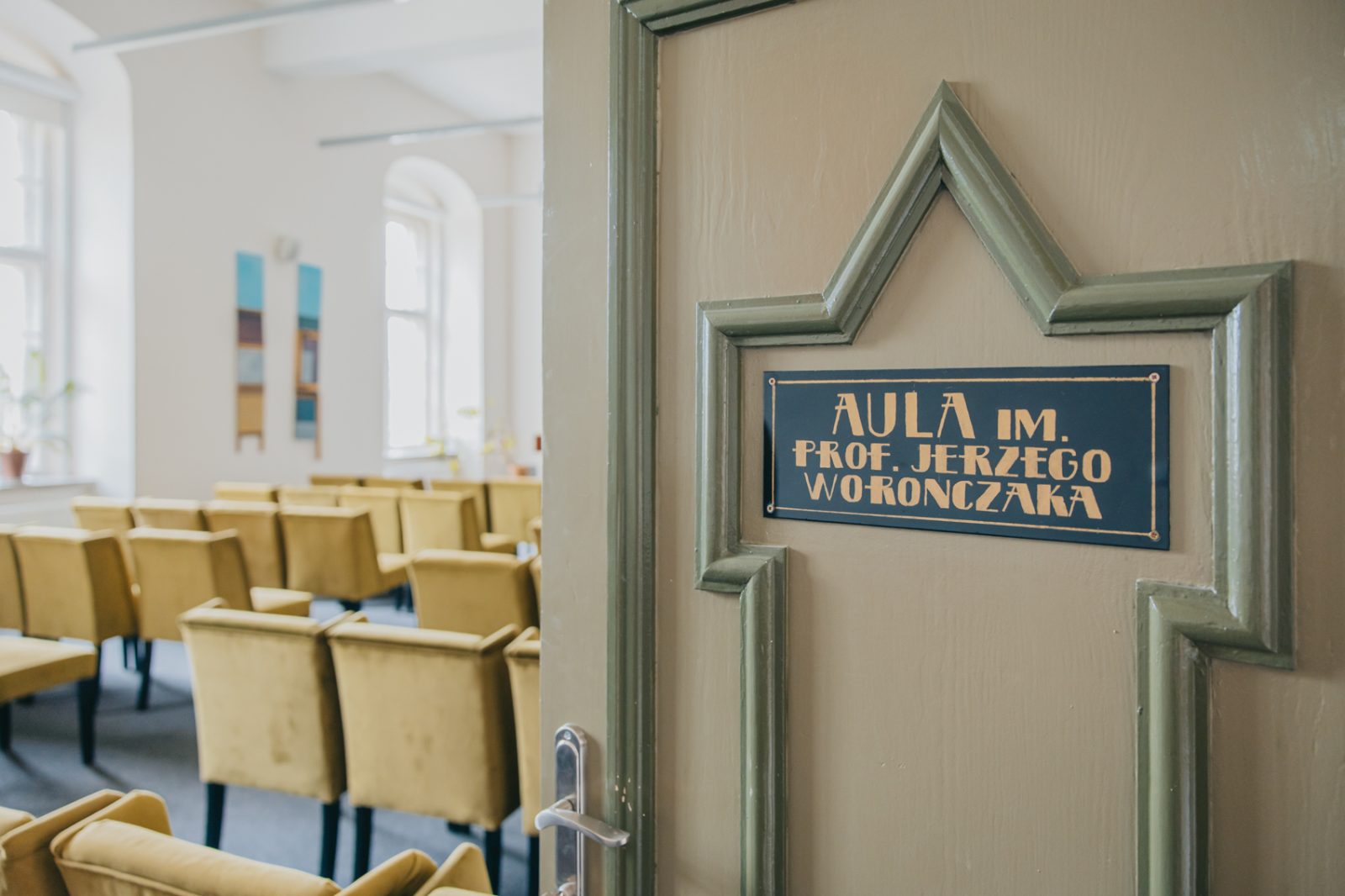 zdjęcie przedstawiające otwarte drzwi do sali naukowej