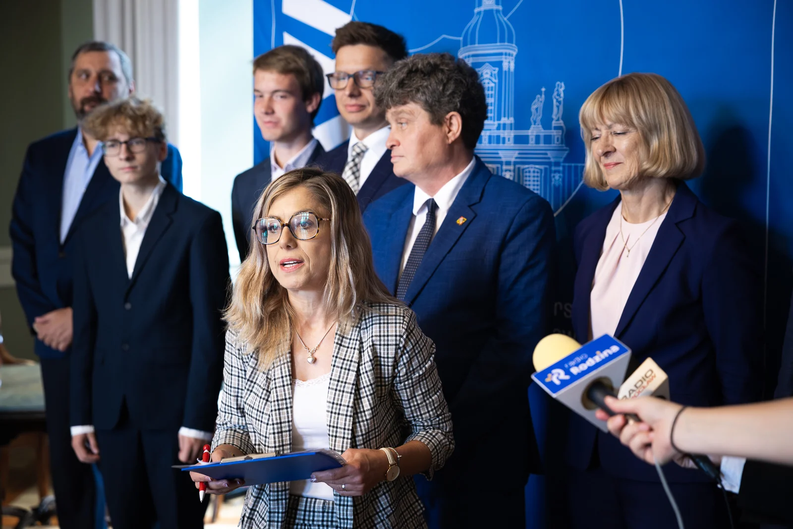 grupa ludzi