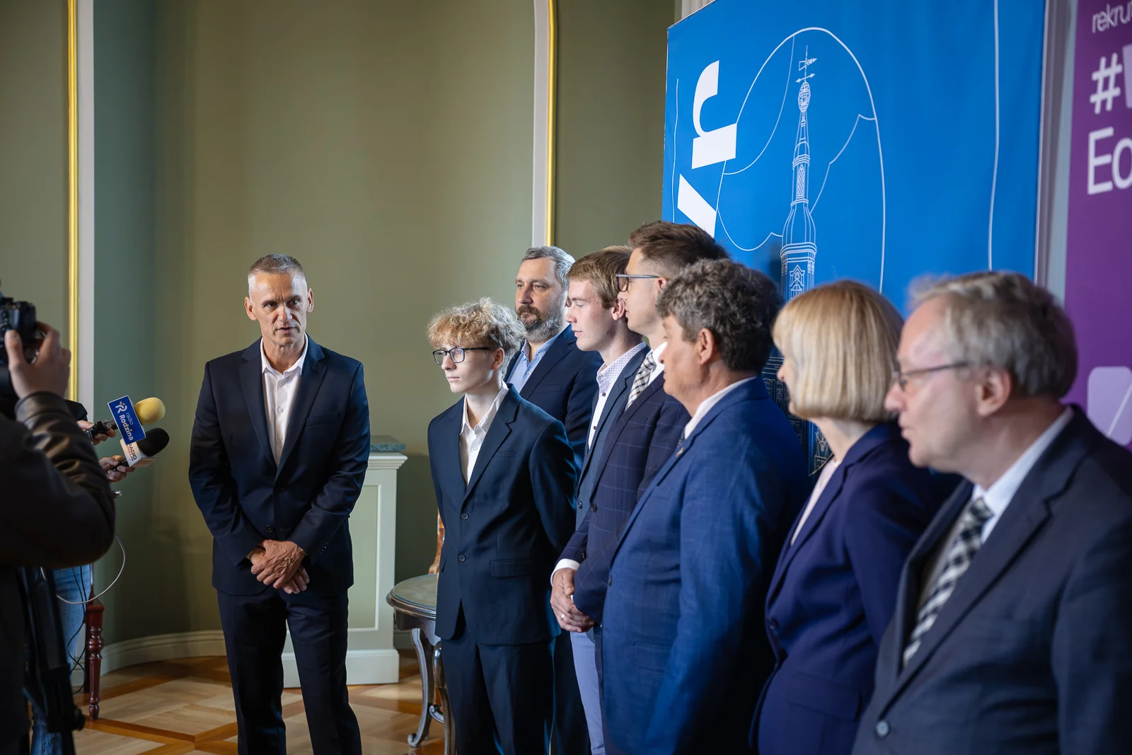 grupa ludzi
