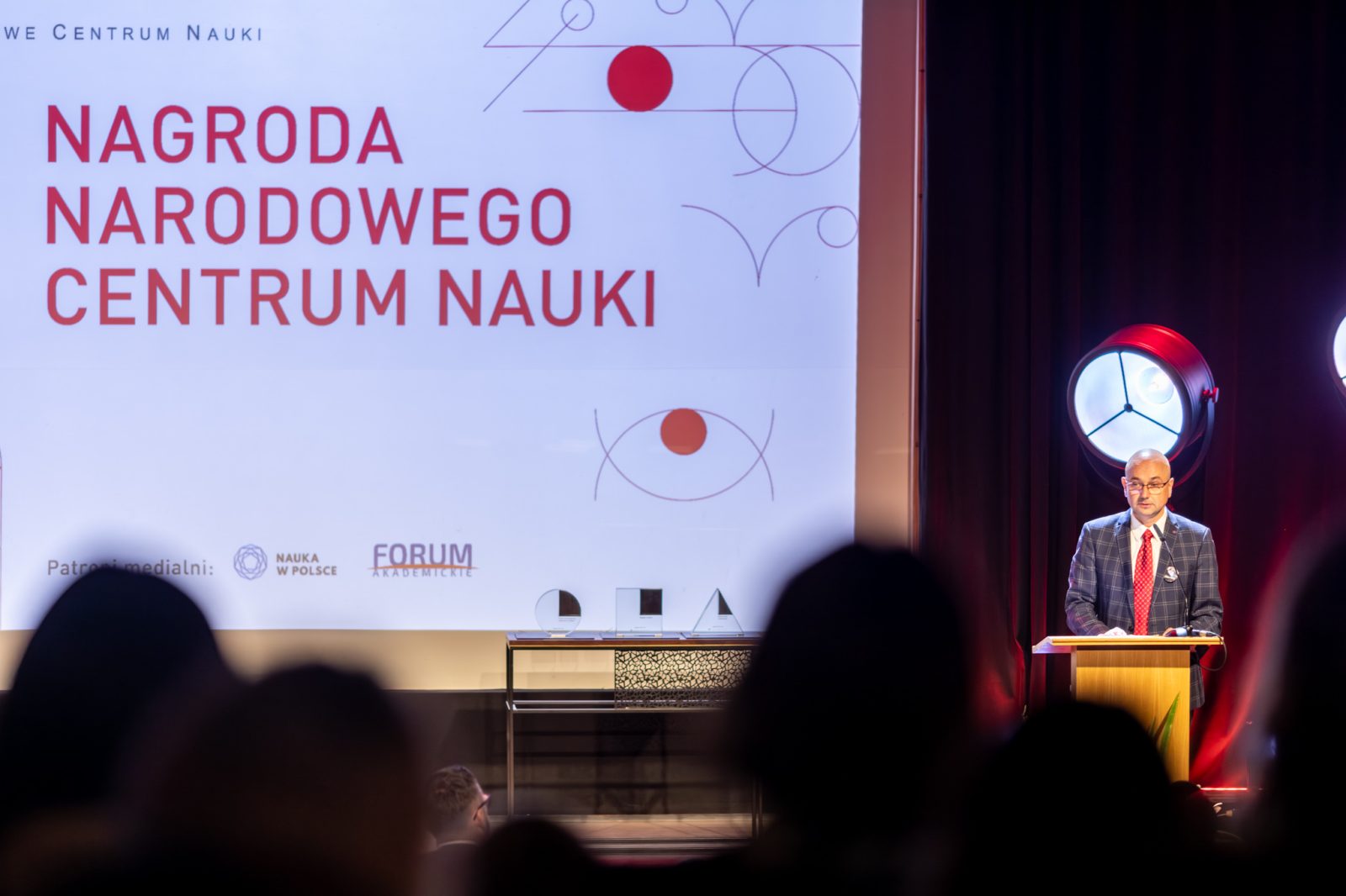 ludzie w sali konferencyjnej