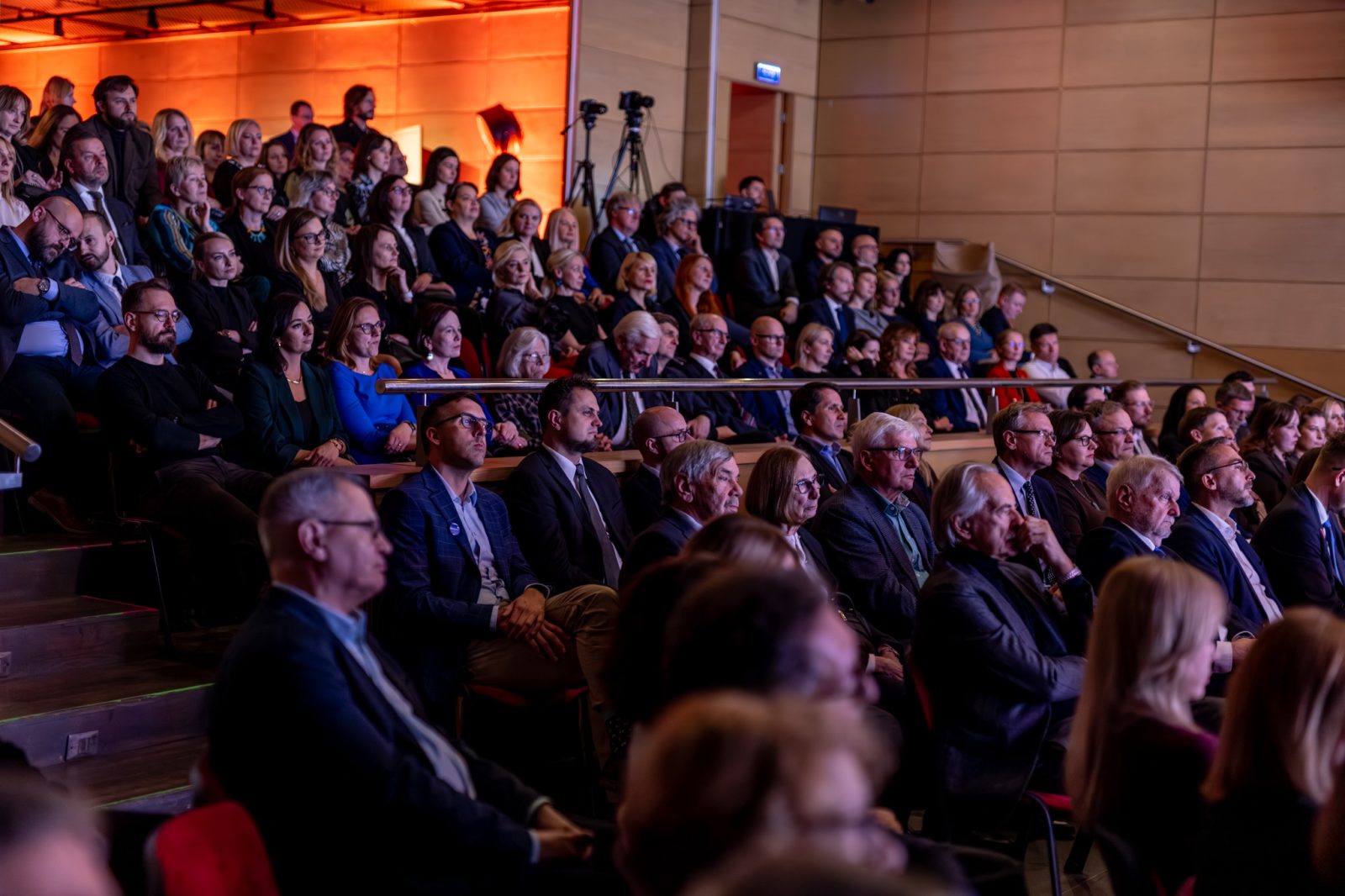 ludzie w sali konferencyjnej