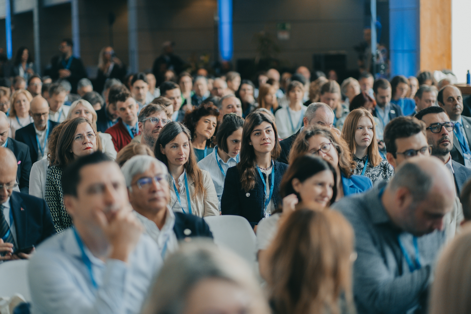 grupa ludzi siedząca na konferencji