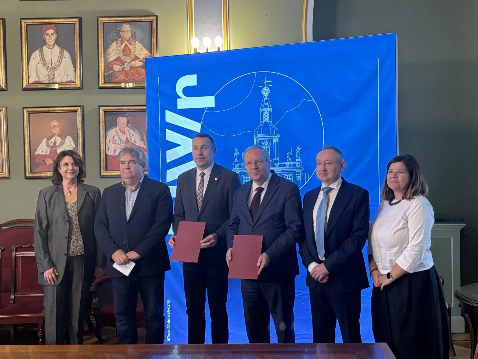 zdjęcie przedstawiające grupę ludzi w biurze rektora