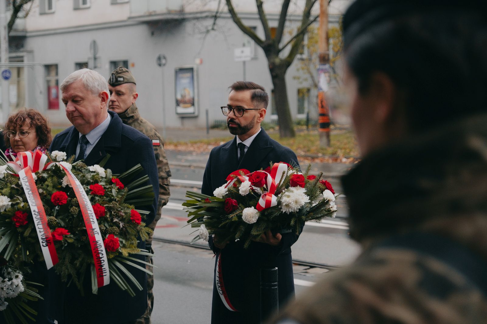 Złożenie kwiatów pod tablicami upamiętniającymi profesorów krakowskich więzionych we Wrocławiu w 1939 r., fot. Alina Metelytsia-Kolisnyk