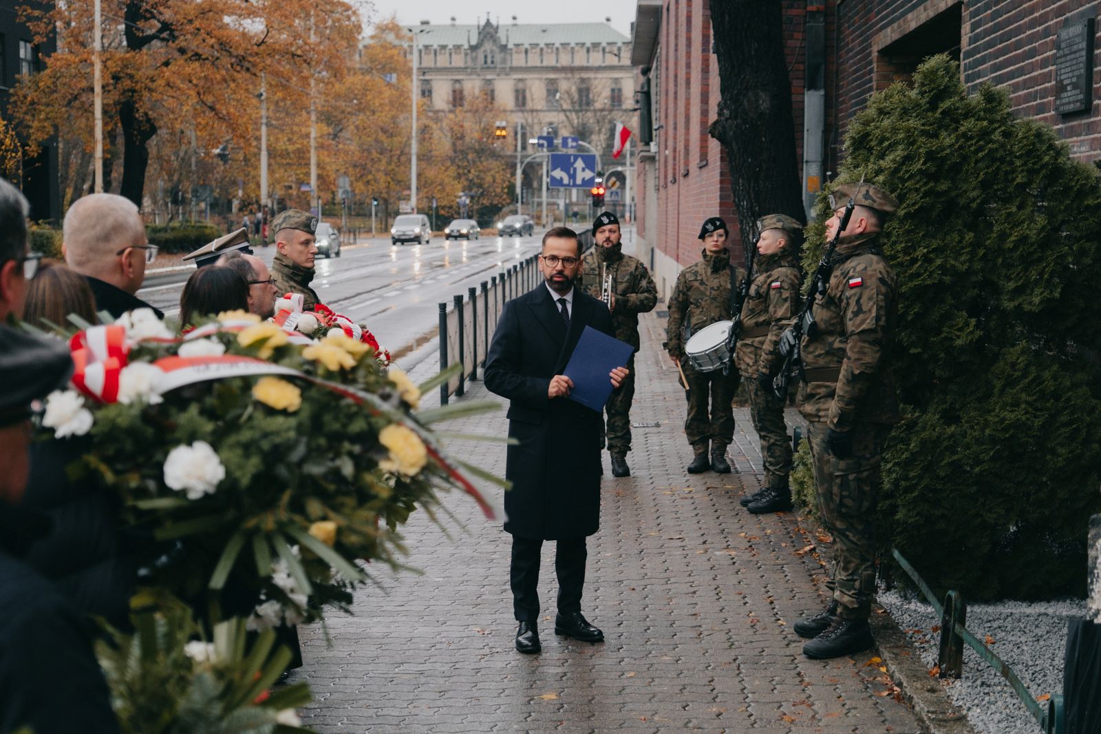 Złożenie kwiatów pod tablicami upamiętniającymi profesorów krakowskich więzionych we Wrocławiu w 1939 r., fot. Alina Metelytsia-Kolisnyk