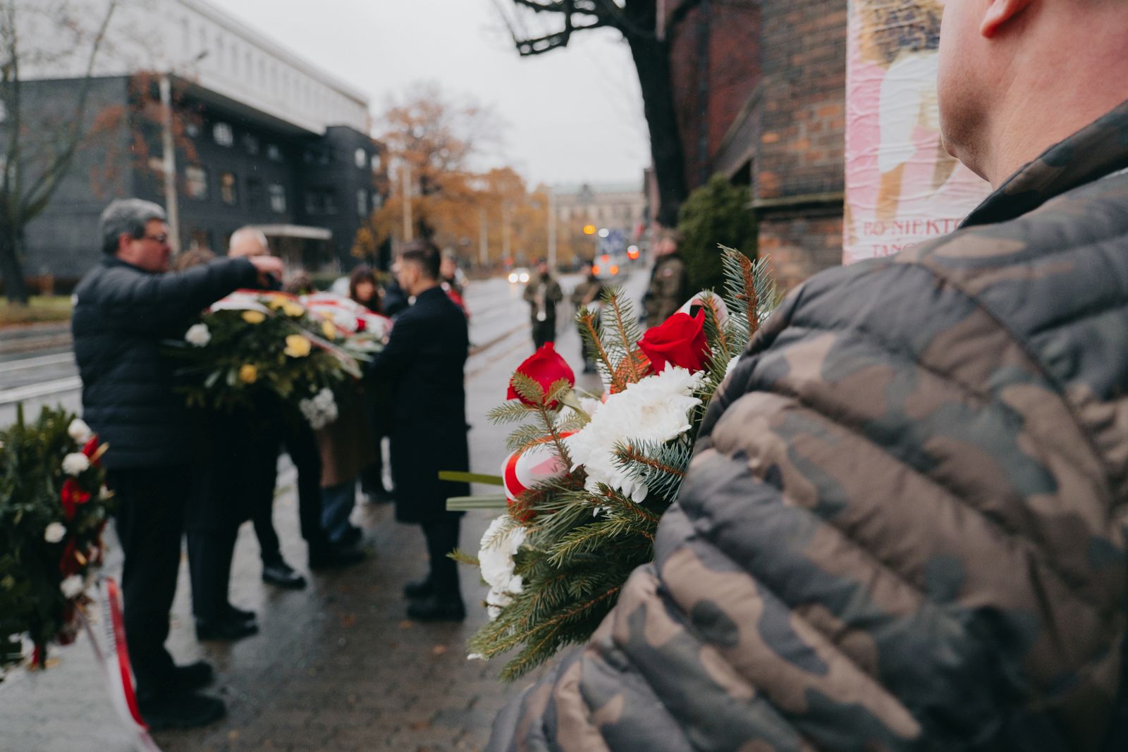 Złożenie kwiatów pod tablicami upamiętniającymi profesorów krakowskich więzionych we Wrocławiu w 1939 r., fot. Alina Metelytsia-Kolisnyk
