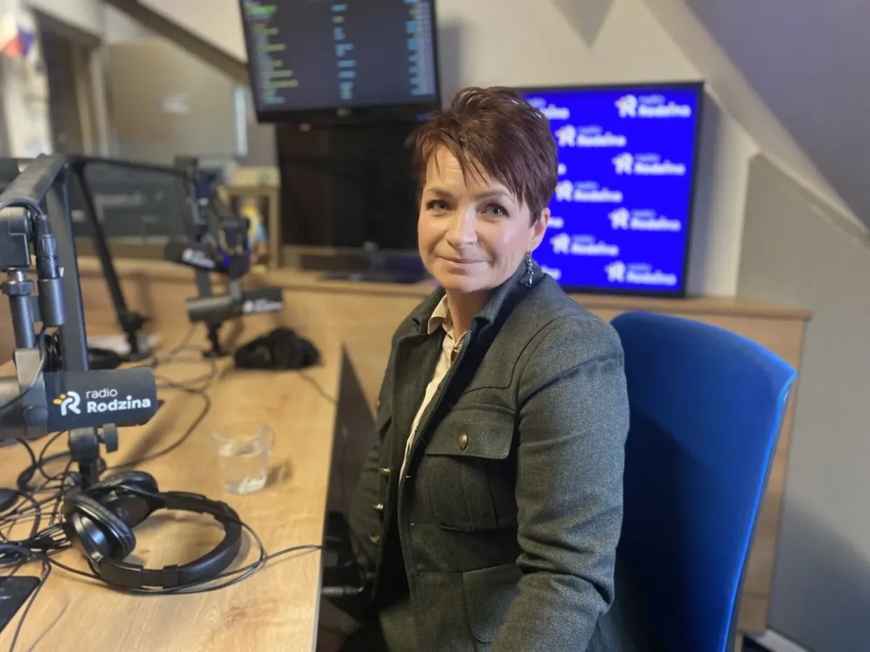 Mężczyzna udzielający wywiadu w radiu.