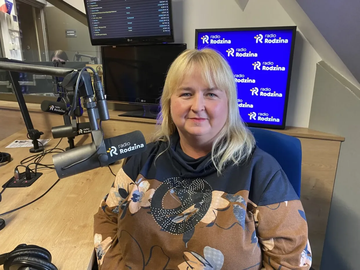 Kobieta udzielająca wywiadu w radiu.