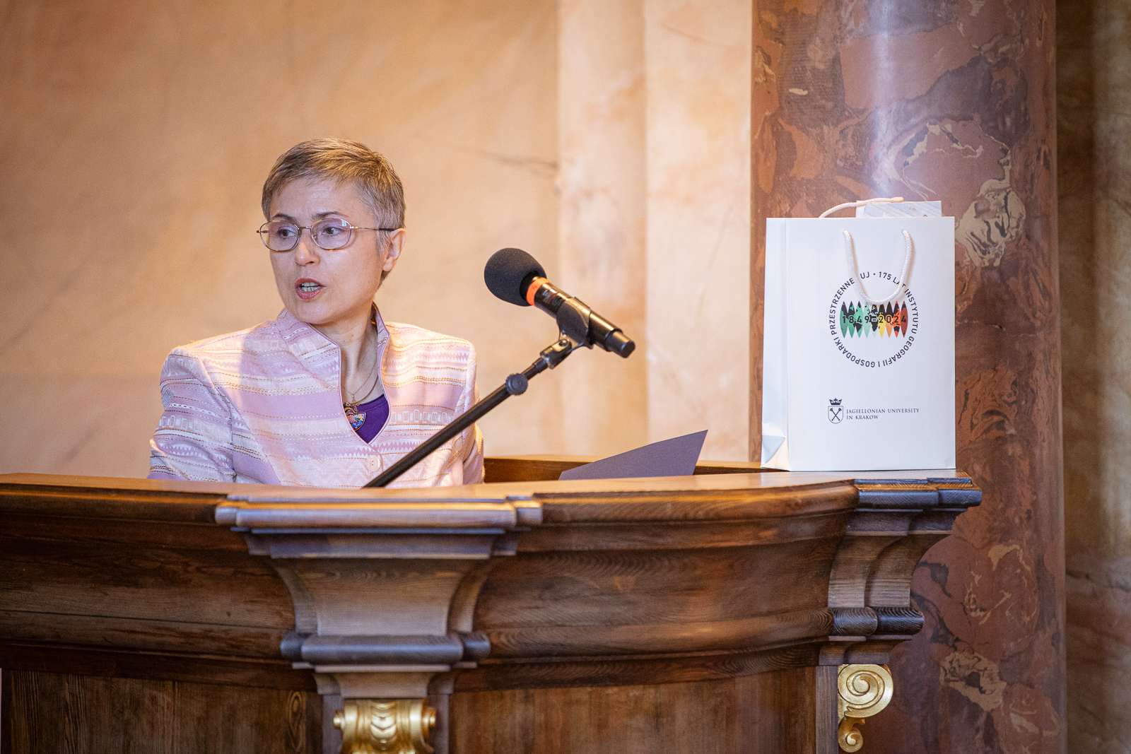 grupa ludzi w zabytkowej sali