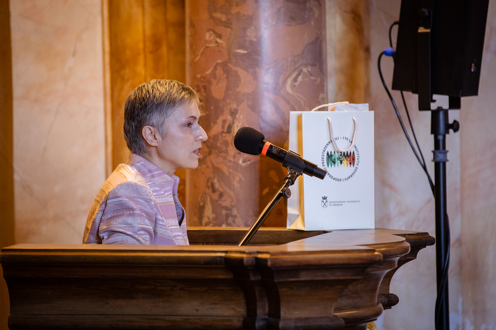 grupa ludzi w zabytkowej sali