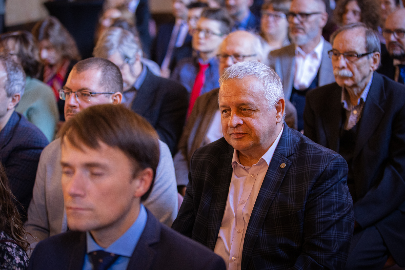 grupa ludzi w zabytkowej sali