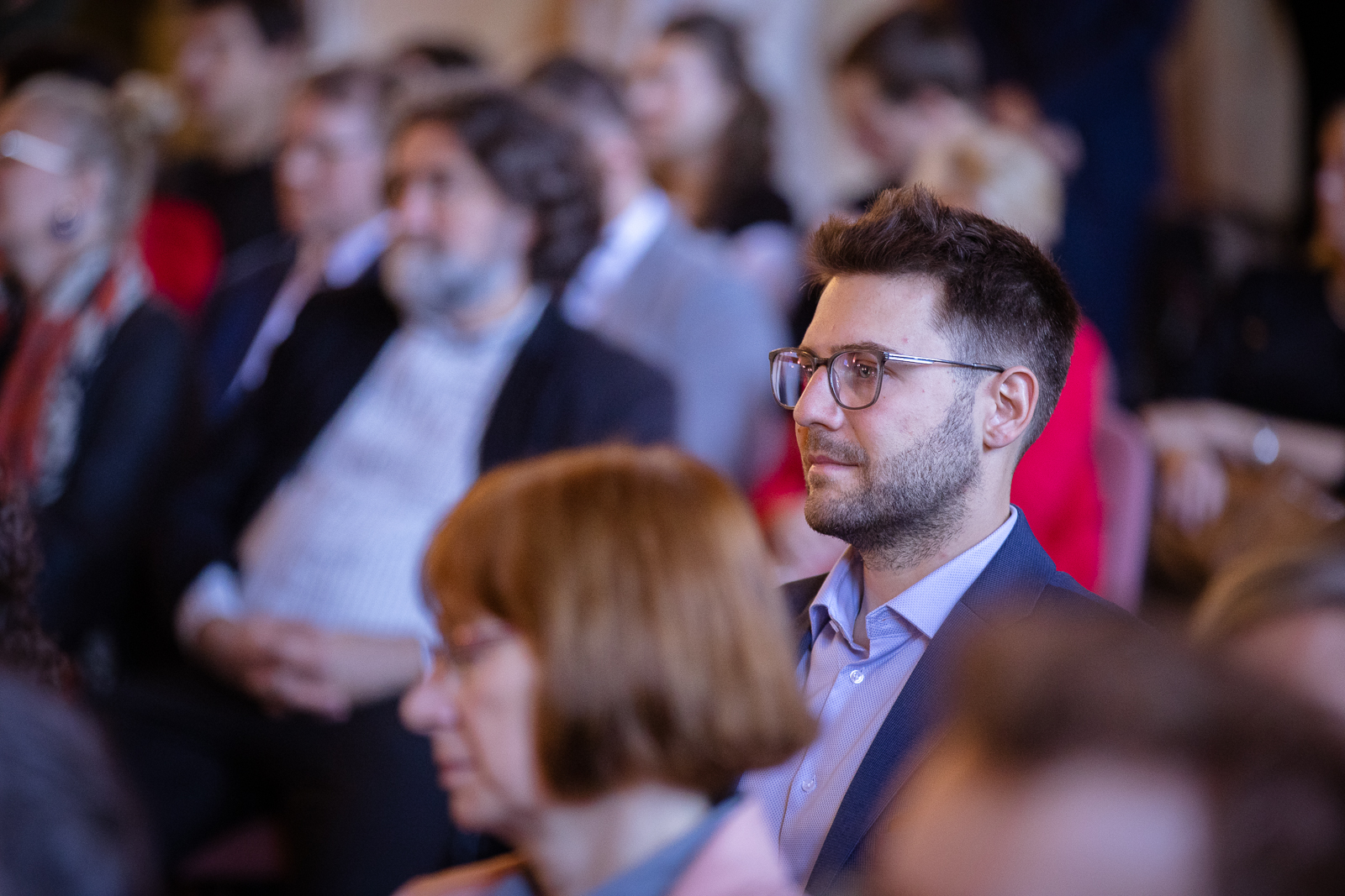 grupa ludzi w zabytkowej sali