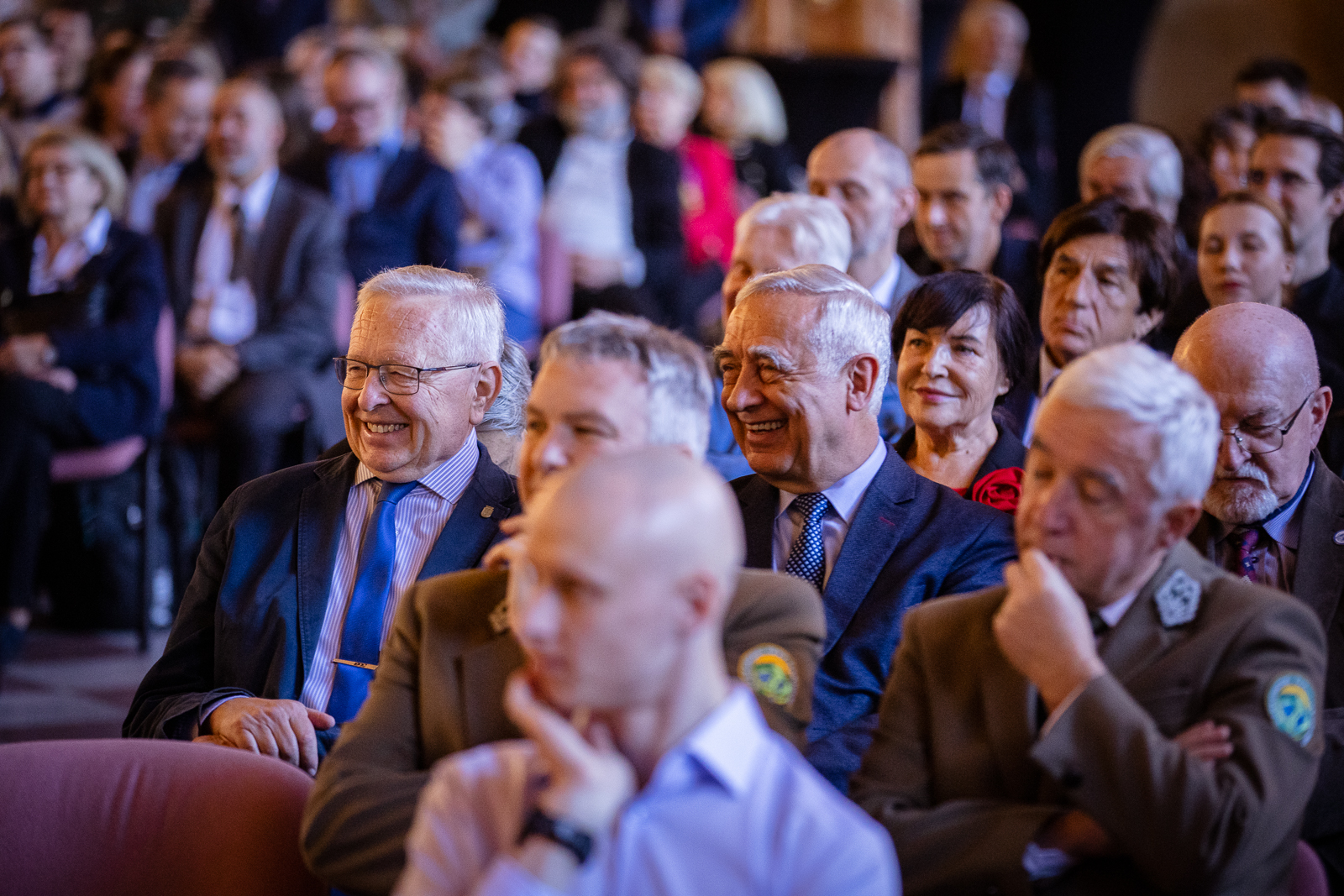 grupa ludzi w zabytkowej sali