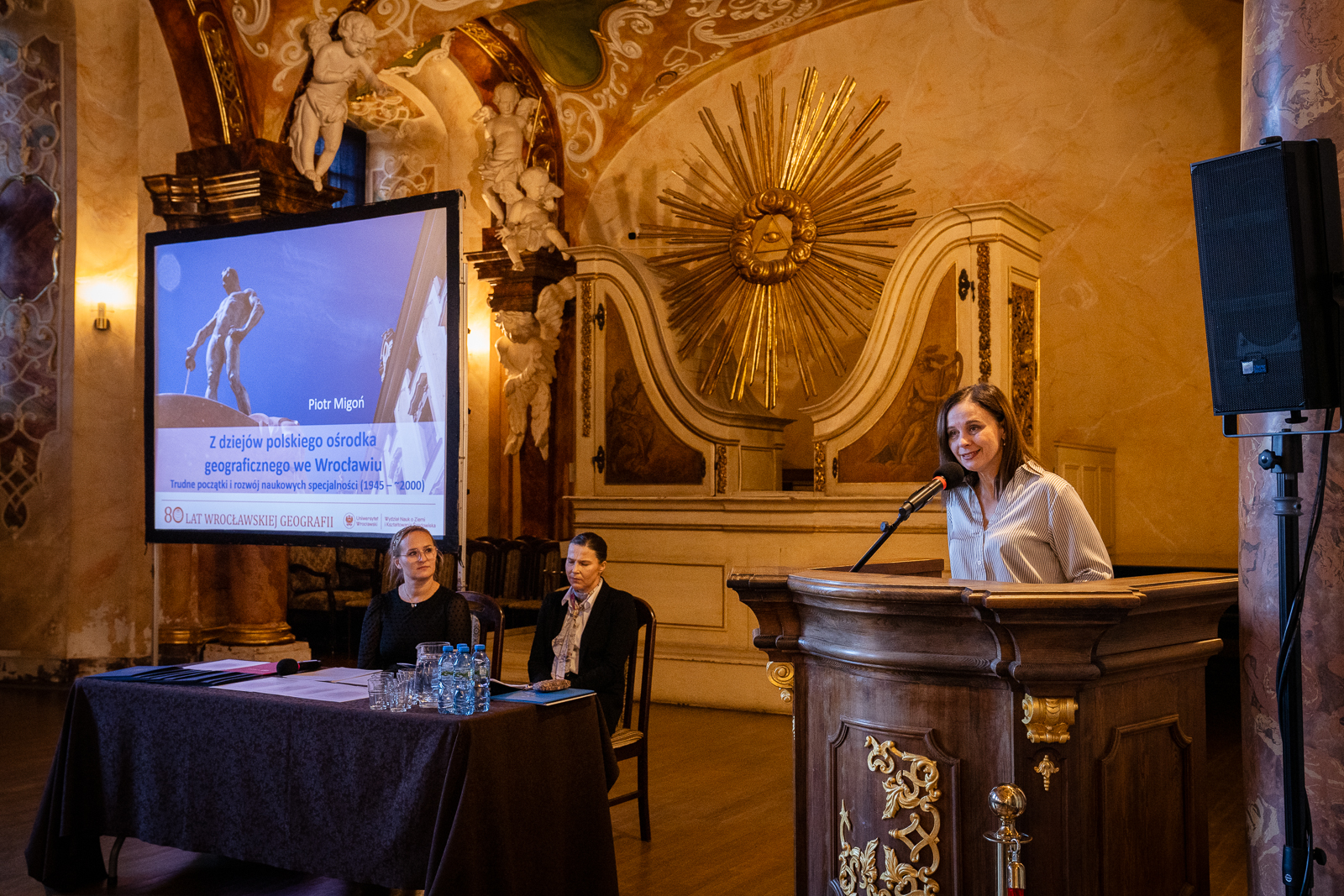 grupa ludzi w zabytkowej sali