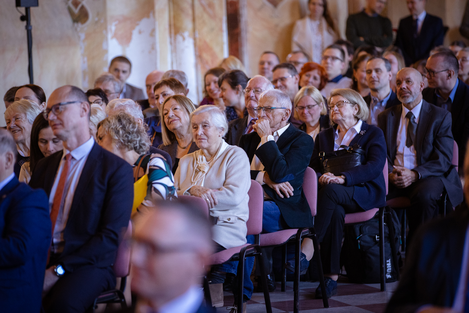 grupa ludzi w zabytkowej sali