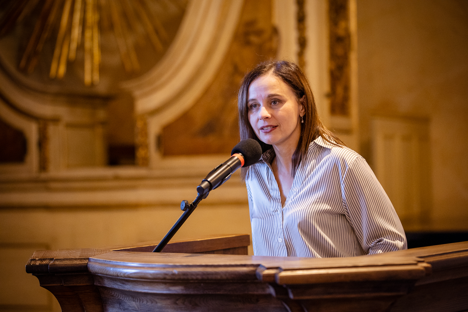 grupa ludzi w zabytkowej sali