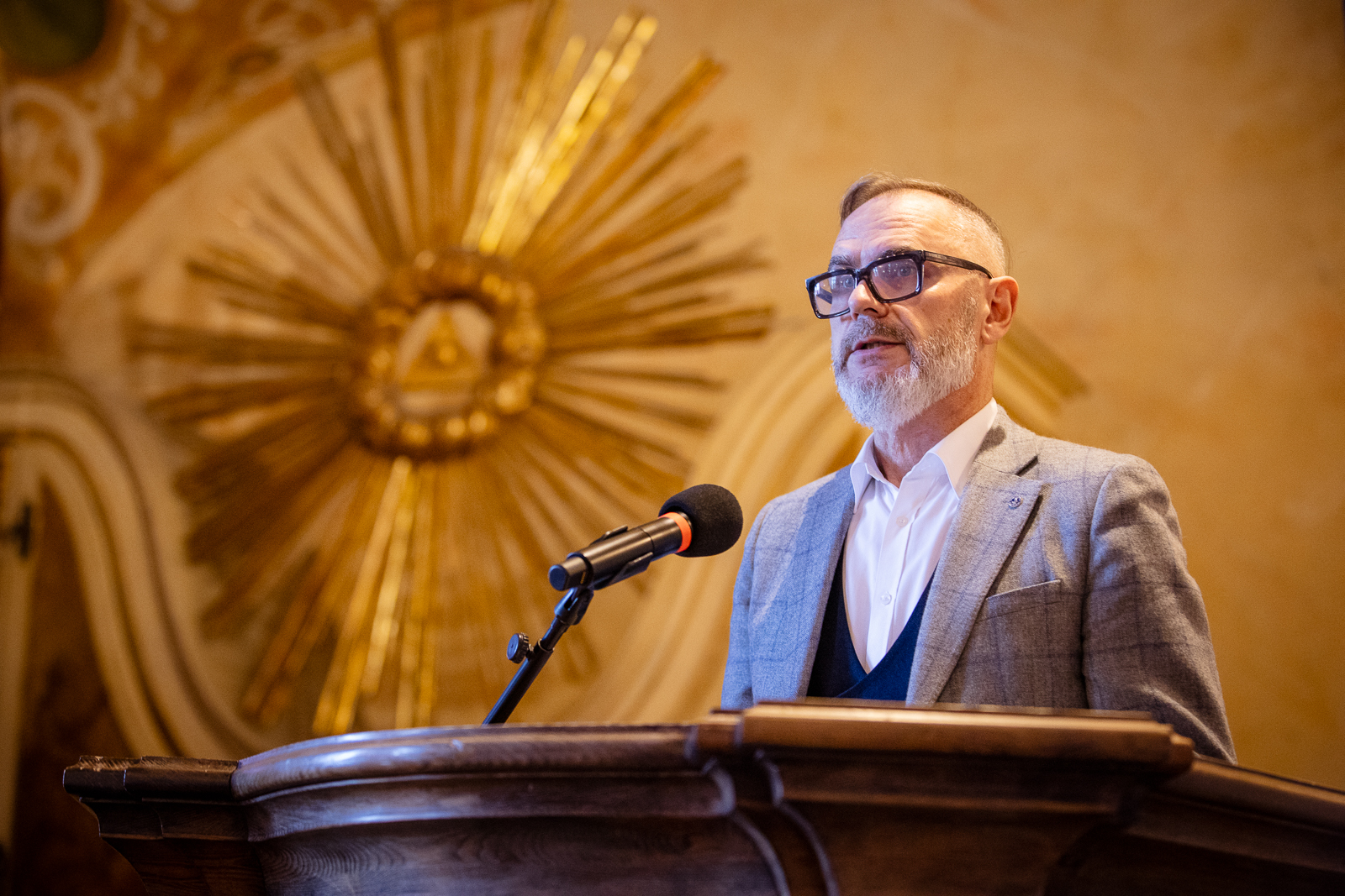 grupa ludzi w zabytkowej sali