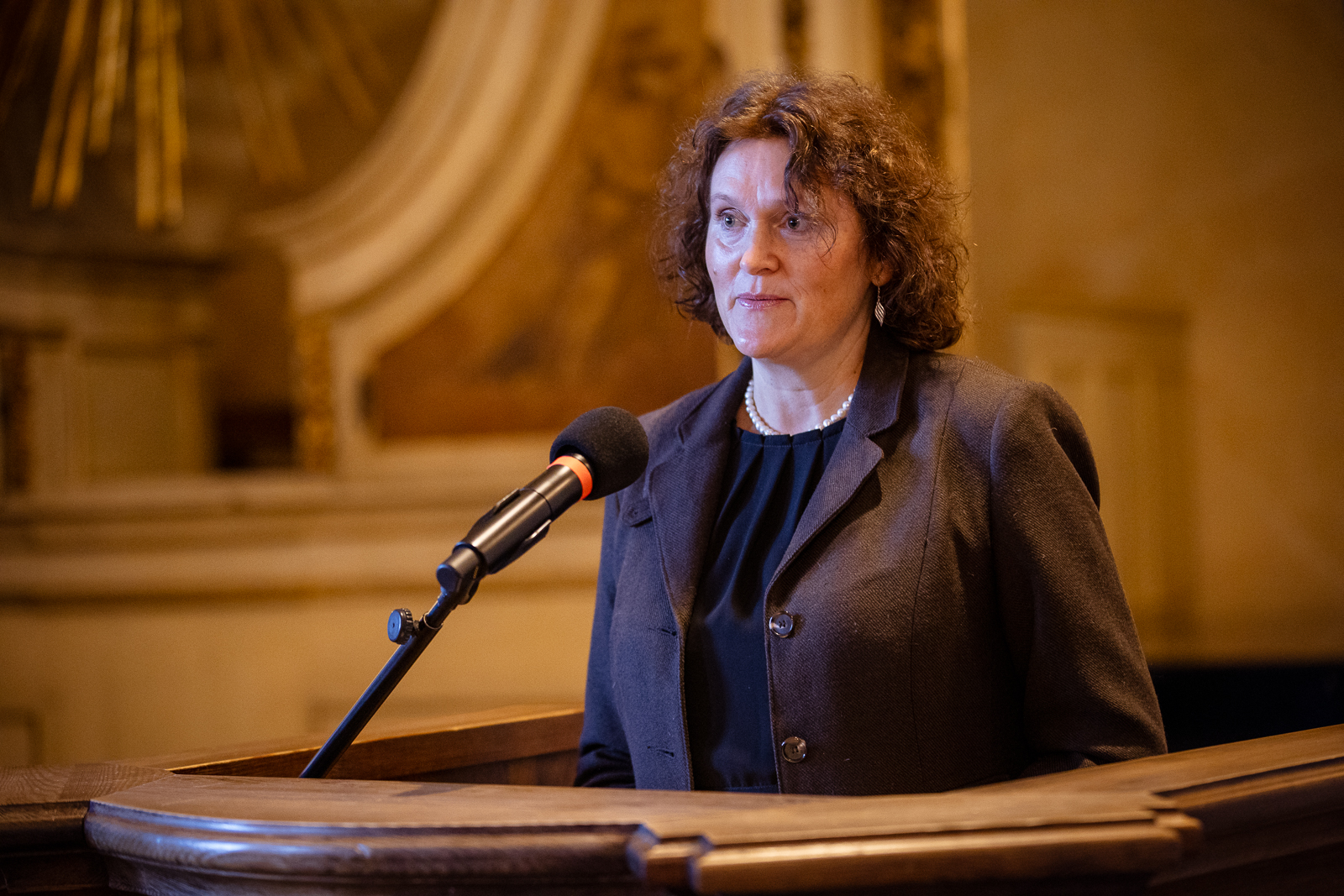 grupa ludzi w zabytkowej sali