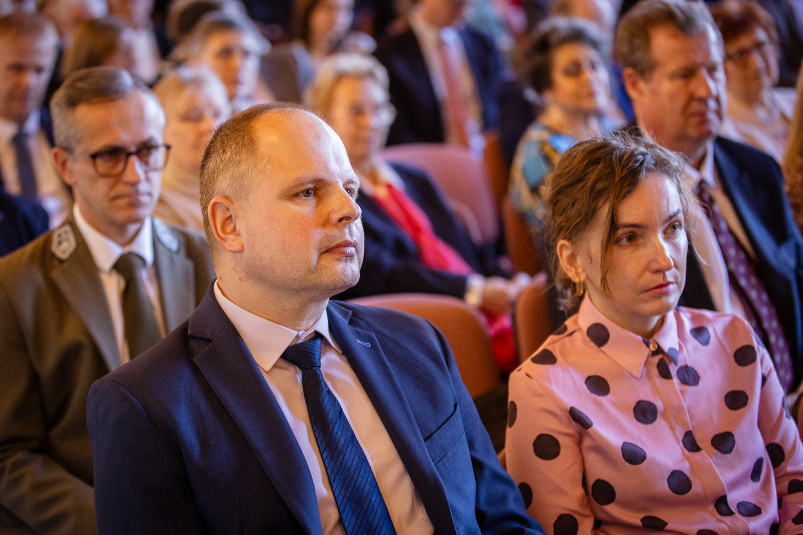 grupa ludzi w zabytkowej sali